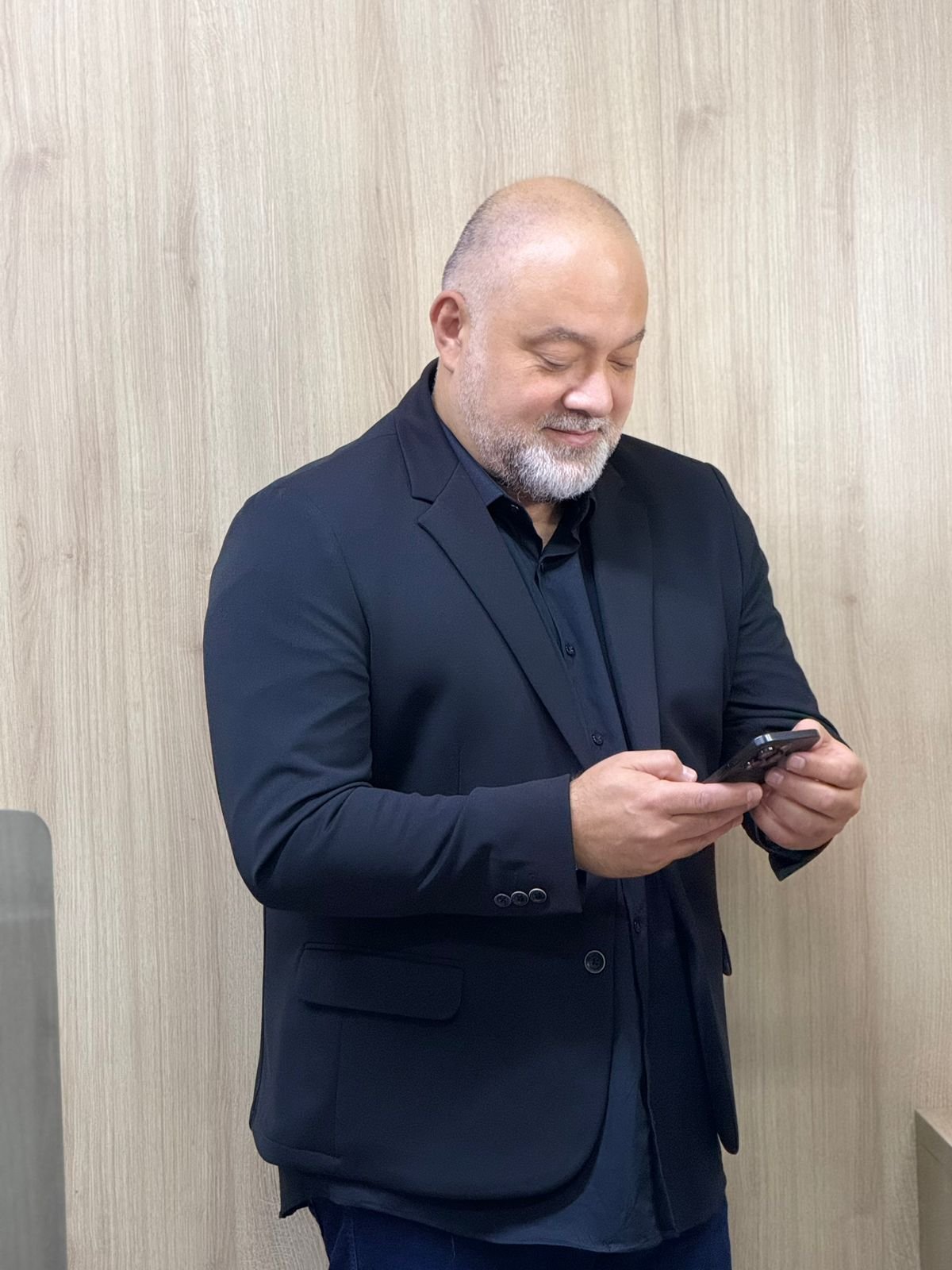Luciano, contador e criador do Método FOCO, de blazer azul-marinho no escritório