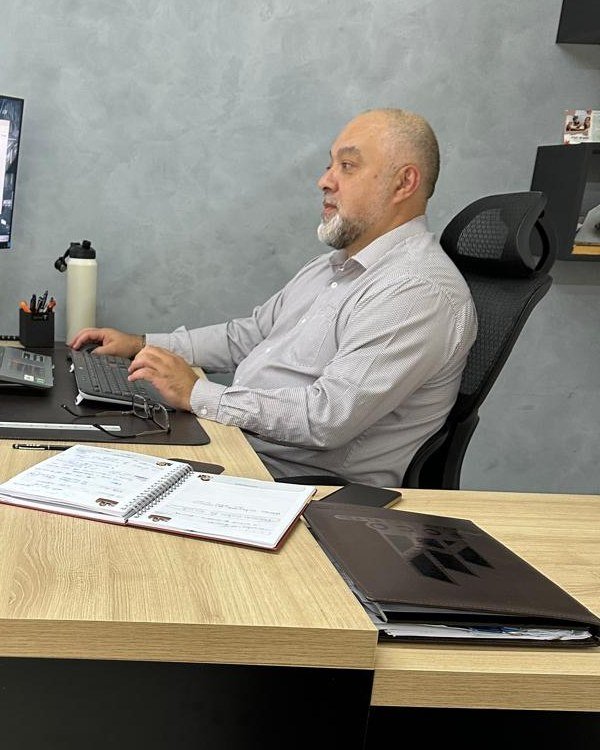 Luciano trabalhando no computador do escritório da FOCO